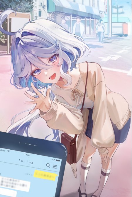 银发蓝瞳少女街头挥手粉紫动漫手机壁纸