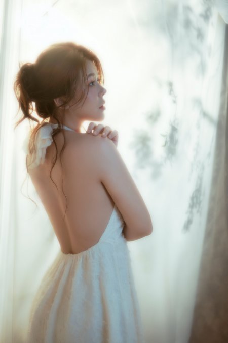 白裙少女侧身望窗柔光人物摄影手机壁纸