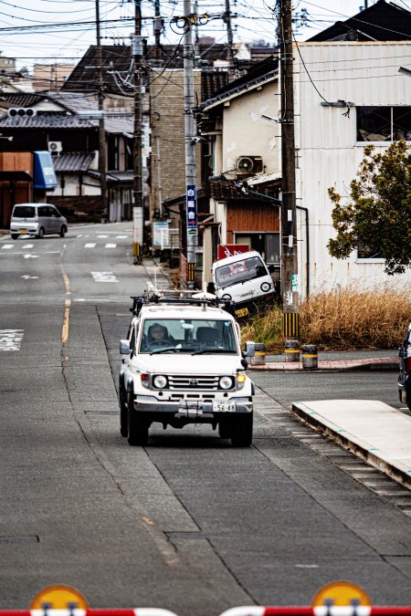 日本街景白色越野车行驶灰调城市建筑手机壁纸