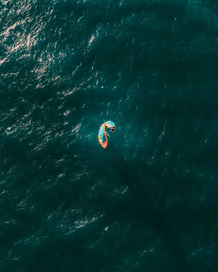 海上风筝冲浪者深蓝海面航拍风景手机壁纸