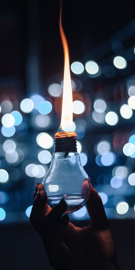 火焰灯泡手持夜景蓝白创意摄影手机壁纸