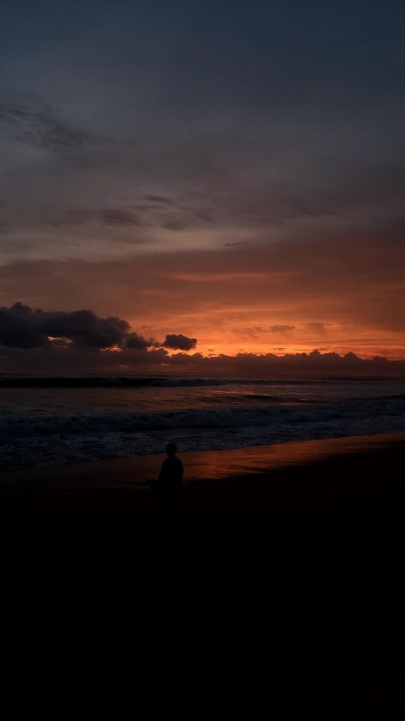 海边夕阳剪影人物暖橙风景手机壁纸