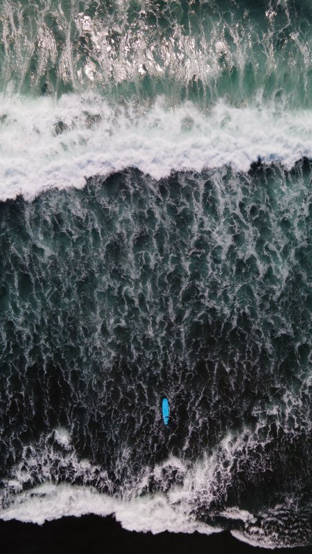 海浪翻涌蓝冲浪板俯拍深绿自然风景手机壁纸
