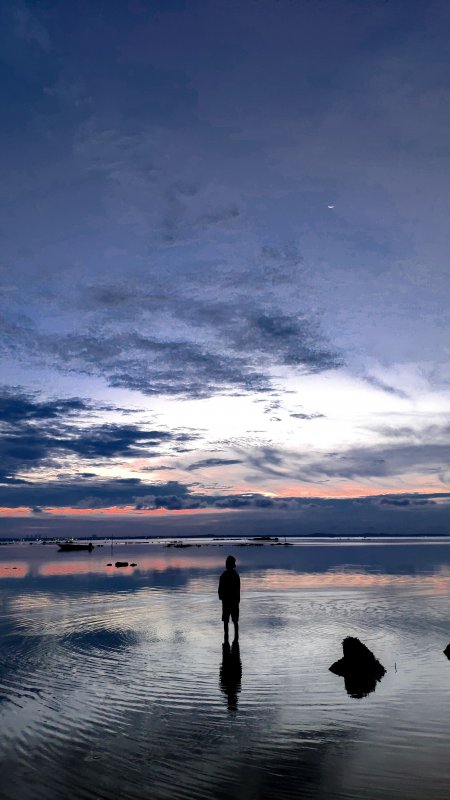 海边剪影少年伫立暮色蓝紫风景手机壁纸