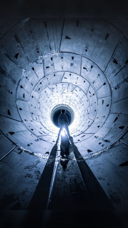 圆形隧道中心人影蓝调工业风建筑手机壁纸