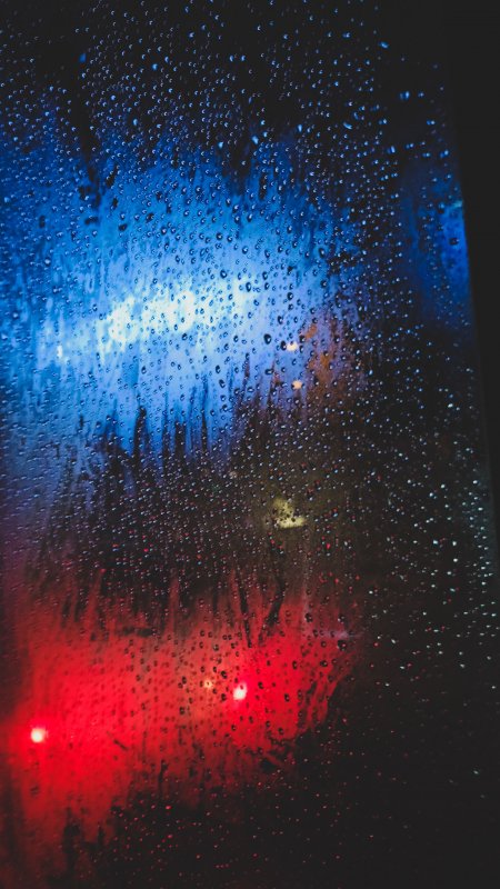 雨夜车窗水珠蓝红光斑暗调风景手机壁纸