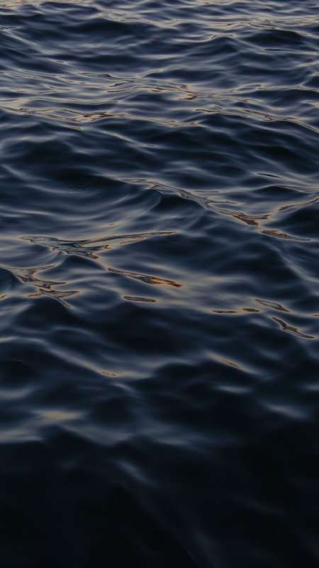 深蓝海面波光粼粼暗金风景手机壁纸