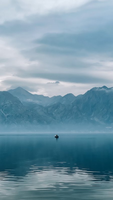 湖面孤舟远山云雾蓝灰风景手机壁纸