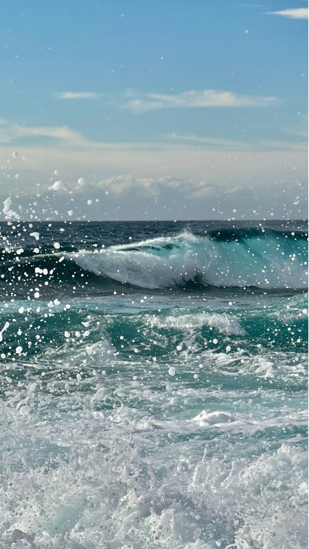 海浪翻涌飞沫四溅蓝白风景手机壁纸