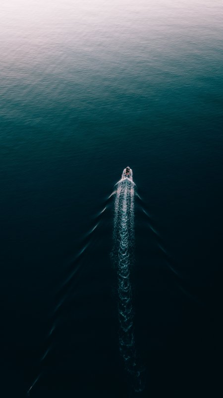 快艇破浪航行深蓝渐变风景手机壁纸