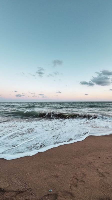 海浪轻拍沙滩蓝粉渐变风景手机壁纸