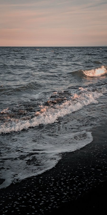 海浪轻拍黑沙滩粉紫黄昏风景手机壁纸
