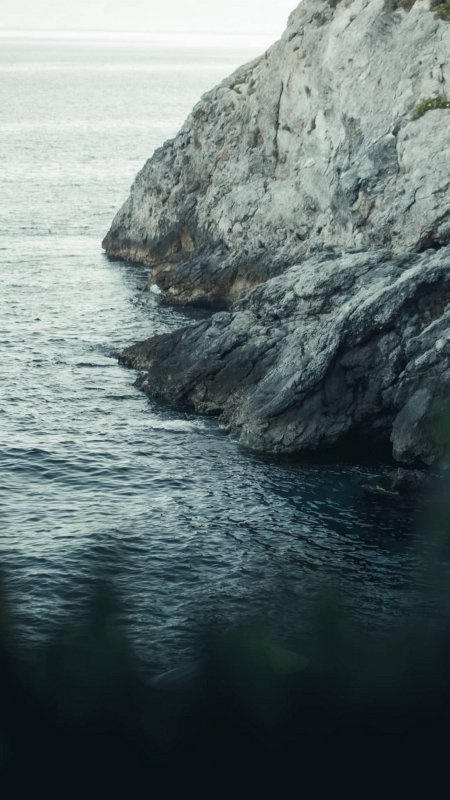 海岸悬崖嶙峋海浪拍岸蓝灰风景手机壁纸