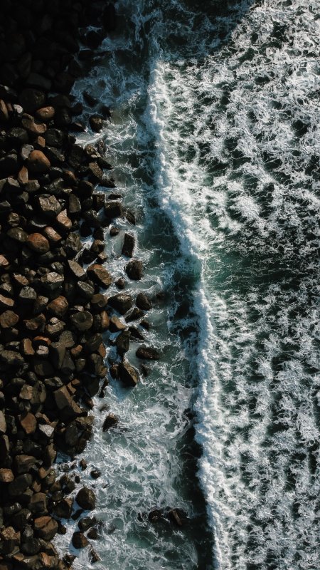 海浪拍岸礁石黑白蓝绿风景手机壁纸