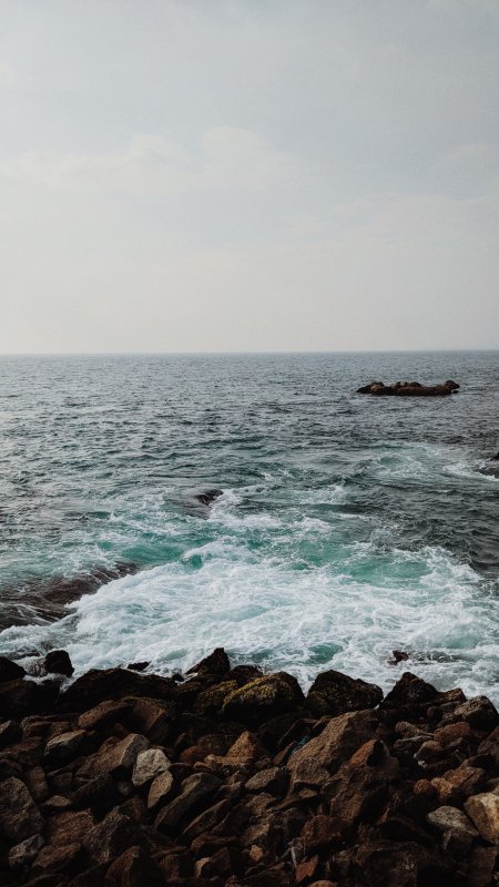 海浪拍打礁石青灰自然风景手机壁纸
