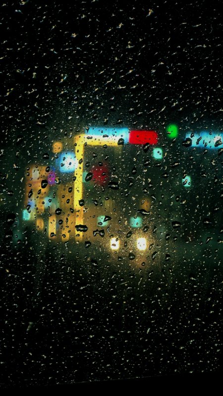 雨夜车窗霓虹光影暗彩城市风景手机壁纸