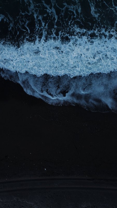 黑沙滩海浪翻涌蓝白风景手机壁纸