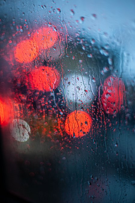 雨夜车窗红光斑驳蓝调城市风景手机壁纸