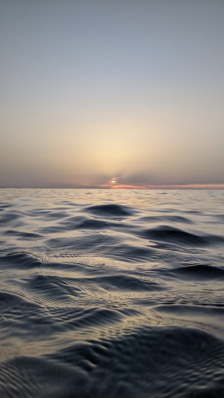 海面波光粼粼日落余晖蓝金风景手机壁纸