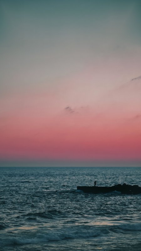海边日落剪影人物粉紫风景手机壁纸