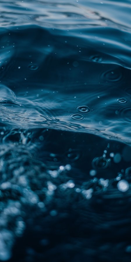 深蓝水面涟漪微光静谧风景手机壁纸