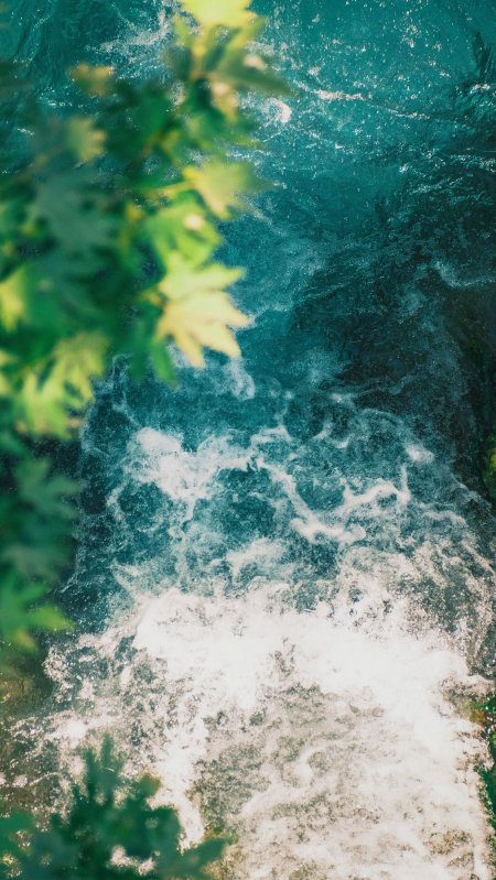 溪流湍急绿叶点缀蓝绿风景手机壁纸
