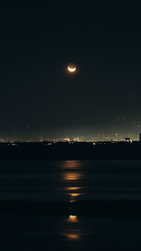 夜空弯月倒影水面金黄风景手机壁纸