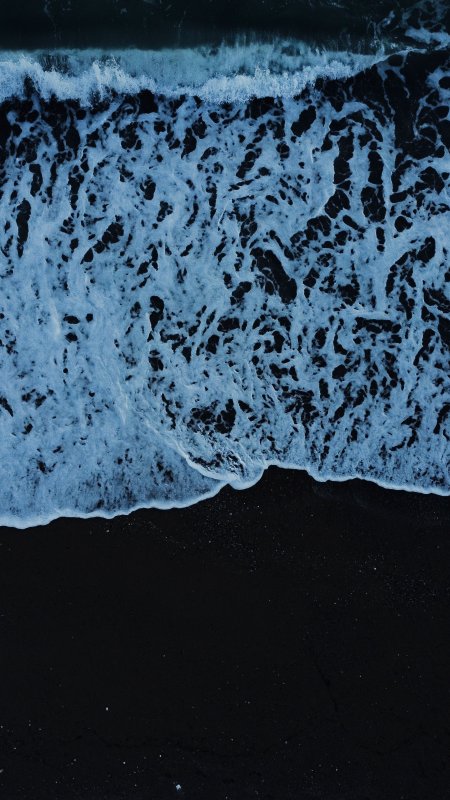 黑沙滩海浪拍岸蓝白风景手机壁纸