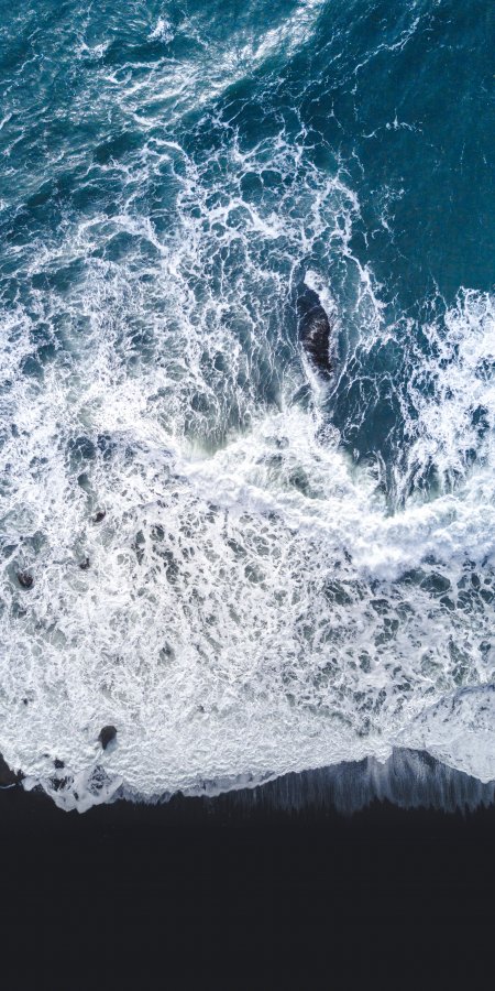 海浪拍岸白沫翻涌蓝黑风景手机壁纸