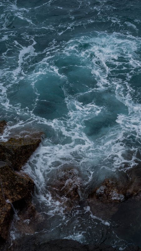 海浪拍礁白沫翻涌蓝绿风景手机壁纸