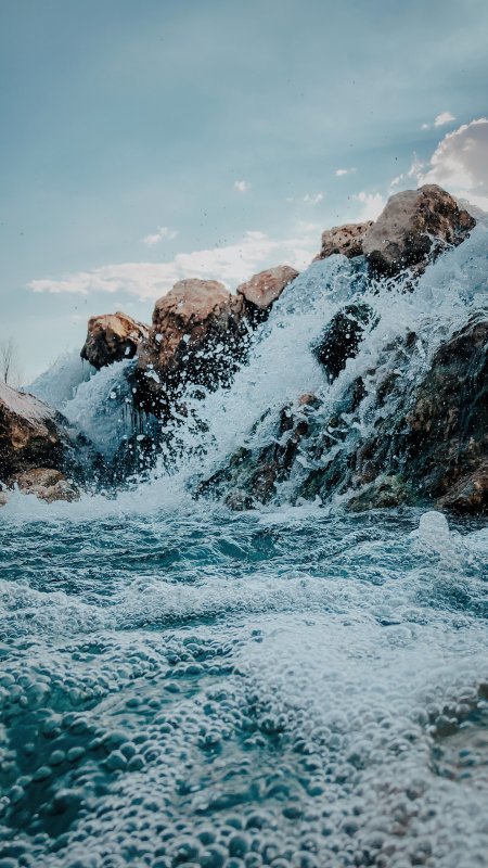 海浪拍岩飞溅蓝白风景手机壁纸精选