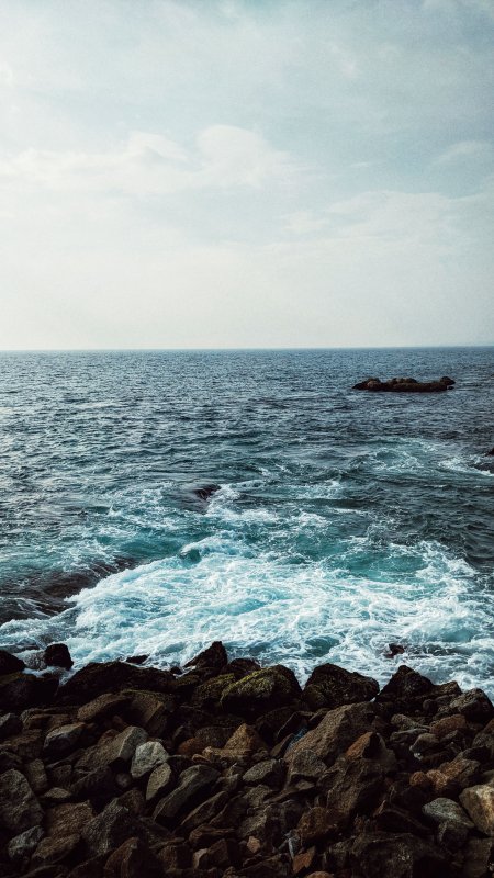 海浪拍打礁石蓝白风景手机壁纸精选1