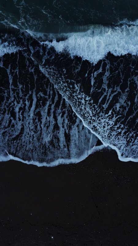 黑沙滩海浪拍岸 蓝白风景手机壁纸
