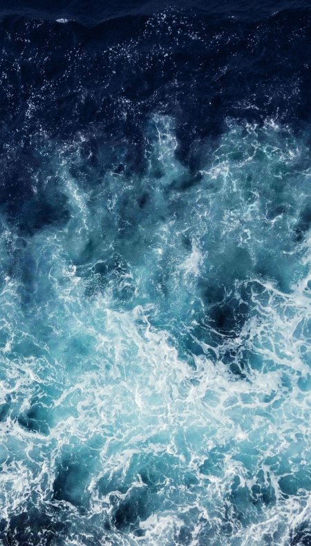 深蓝海浪翻涌白沫蔚蓝风景手机壁纸