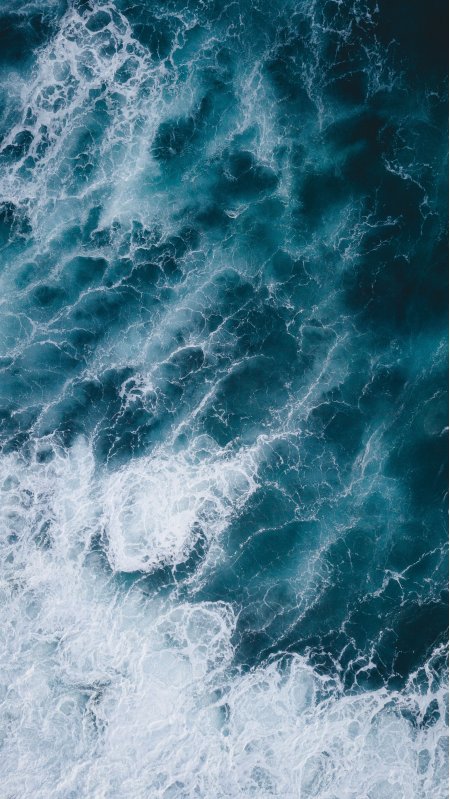 深蓝海浪翻涌白沫交织蓝白风景手机壁纸