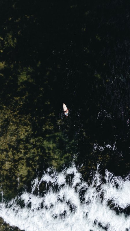 海上独舟冲浪白浪深绿风景手机壁纸