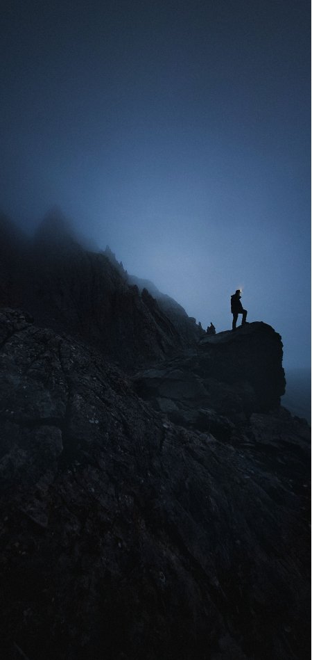 山崖剪影持灯人深蓝风景手机壁纸