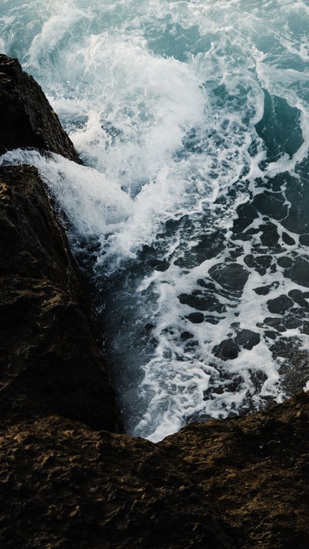 海浪拍击礁石蓝白风景手机壁纸精选
