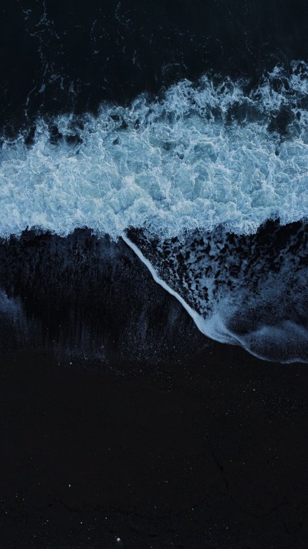 黑沙滩海浪拍岸蓝白 风景手机壁纸