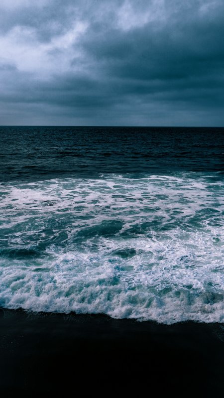 海浪拍岸白沫翻涌深蓝阴云风景手机壁纸