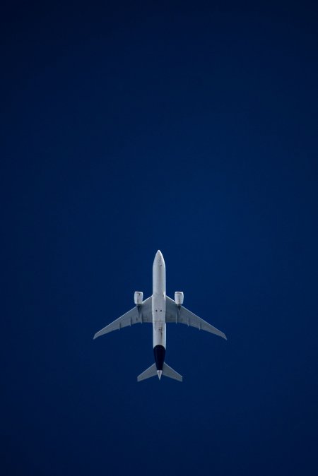 客机俯冲深蓝天空军事科技手机壁纸