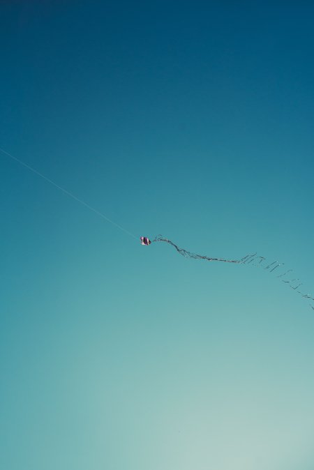 风筝飞翔渐变蓝天空风景手机壁纸