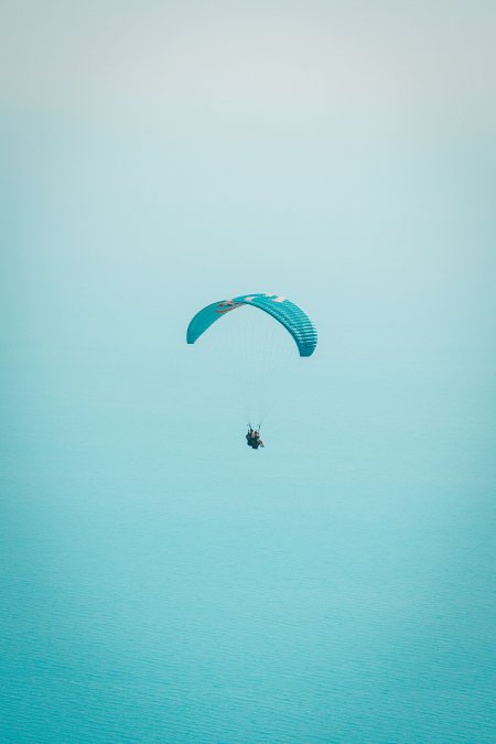 滑翔伞翱翔碧空蓝绿风景手机壁纸