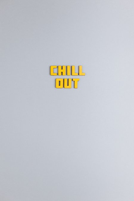 CHILLOUT黄色立体字灰白简约创意手机壁纸