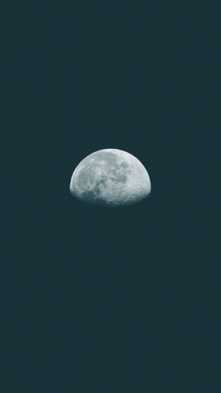 半轮明月悬空深蓝太空科幻 手机壁纸