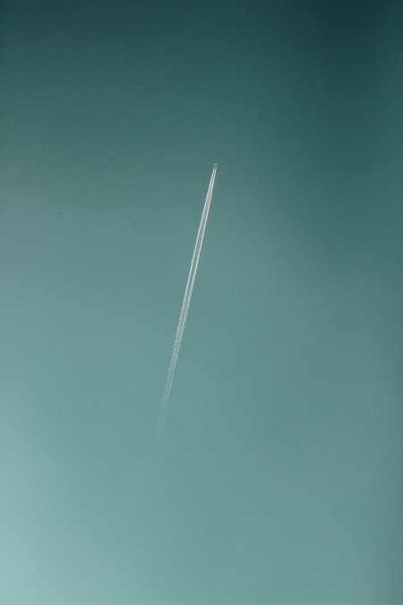 飞机划过青空留下双尾迹蓝绿天空飞机手机壁纸