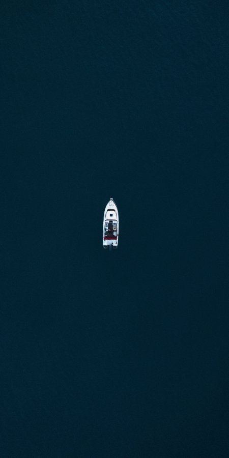 深蓝海面孤舟俯拍暗蓝风景手机壁纸