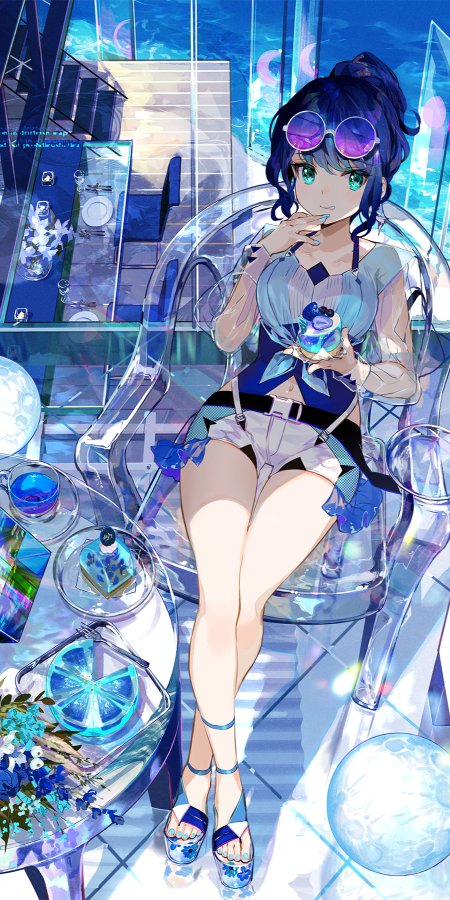 蓝发少女戴紫镜持甜点蓝白动漫手机壁纸