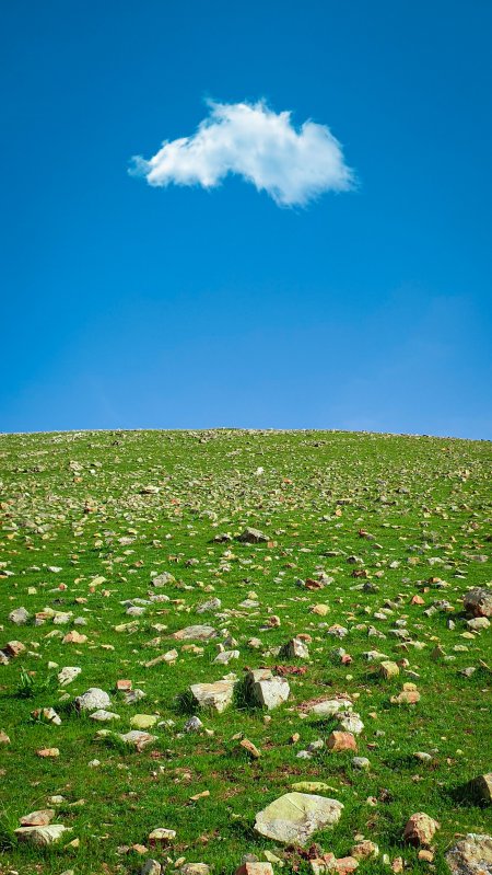 草原石坡孤云蓝天风景手机壁纸