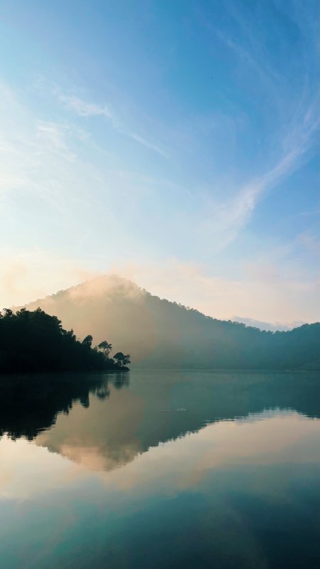 湖光山色晨雾缭绕蓝绿风景手机壁纸